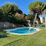 Domaine De L’herbe Sainte *