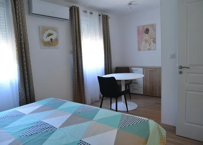 Domaine De L'herbe Sainte Apartament *
